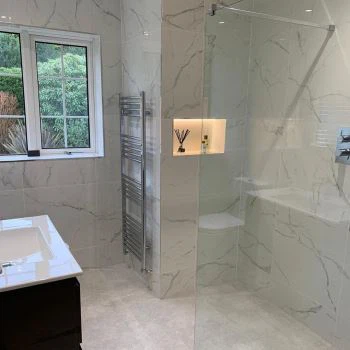 Mármol gris blanco para la decoración del baño
